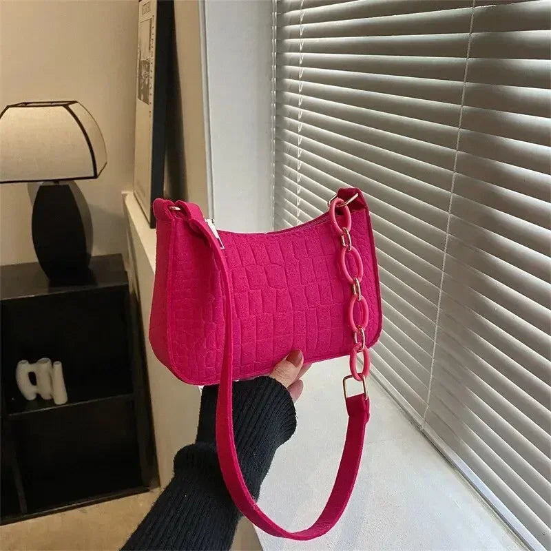 Bolso pequeño cuadrado estilo retro, popular, de temperamento suave, para el hombro, de otoño 2024, a la moda, informal, tipo yanqui, para las axilas.